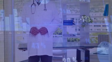 Doktorlar klinikteki raporlar incelenirken veri eğilimlerinin değişmesine çizgi film çizelgeleri ile tepki veriyorlar. Tıbbi analizler, veri görselleştirme, profesyonel çevre, modern sağlık hizmetleri, kurumsal iletişim, dijital torpido, teknik sunum