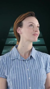 Tıbbi veri işleme ile ekranların üzerinde tablet kullanan bir iş kadını animasyonu. küresel bilim, teknoloji, bağlantılar ve dijital olarak üretilen video işleme konsepti.