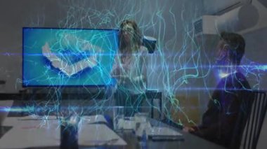 Sunucu, uzaktan kumandalı veri hatları teknik brifingde dalgalanan 3D modeli gösteriyor. Teknoloji, yenilik, takım çalışması, dijital, görselleştirme, profesyonel, veri