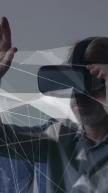 VR kulaklığı kullanarak Kafkasyalı işadamının bağlantılarının ve veri işlemesinin animasyonu. Küresel iş, finans, hesaplama ve veri işleme kavramı dijital olarak oluşturulmuş video.