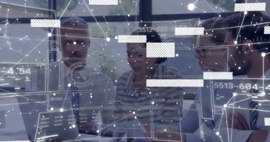 İşletme kararı için verileri hizalayan takım olarak dizüstü bilgisayarda kalem tıklaması ve sürücü ağı örtüşmesi. İşbirliği, analitik, takım, yenilik, çalışma alanı, bağlantı, strateji