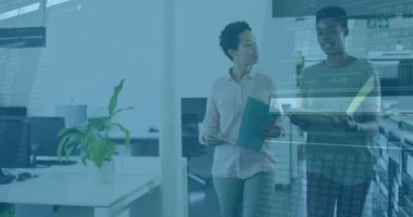 Teknoloji ekibinin dosyalarını incelerken holografik şifreleme grafiklerini çalıştıran iki kadın. İşbirliği, yenilik, teknoloji, modernlik, takım çalışması, dijital, kurumsal