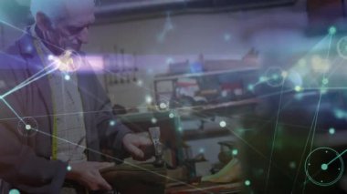 Yaşlı bir zanaatkar, ayakkabısını kaldırıyor ve çekiç şeklini inceliyor. Sanatçılık, zanaat, vintage, ayrıntılı, endüstriyel, yenilik, onarım