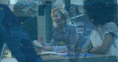 Merkezdeki kadın, küresel iş bağlantılarını takip eden hareketli harita titreşim düğümleri olarak raporunu inceliyor. İşbirliği, takım çalışması, analitik, iletişim, modern, profesyonel, dijital