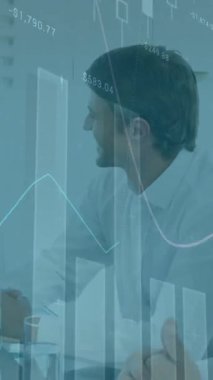 Ofisteki çeşitli iş adamları üzerinde finansal veri işleme animasyonu. Küresel iş, finans, bilgisayar ve veri işleme kavramı dijital olarak oluşturulmuş video.