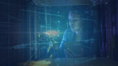 Yetişkin bir kadın tableti sunucu rafına doğru kaldırıyor ve holografik anahtarı kod akışlarıyla etkinleştiriyor. Teknoloji, yenilik, veri, siber güvenlik, dijital, gelecekçi, profesyonel