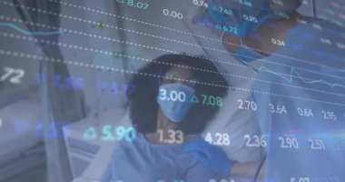 Sağlık sigortası uzmanı maske takıyor ve hasta burnundan örnek alıyor. Animasyon veri tabloları gösteriyor. Tıbbi, tanı, klinik, sağlık, izleme, laboratuvar, sağlık