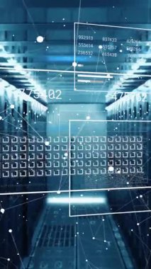 Bilgisayar sunucuları üzerinden veri işleme animasyonu. Küresel finans, iş, bağlantılar, hesaplama ve veri işleme kavramı dijital olarak oluşturulmuş video.