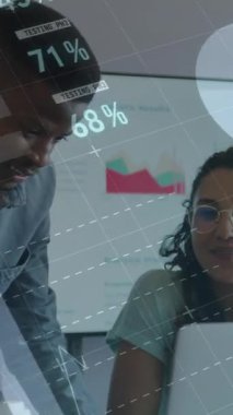 Ofisteki çeşitli iş adamları üzerinde veri işleme animasyonu. Küresel iş ve dijital arayüz kavramı dijital olarak oluşturulmuş video.