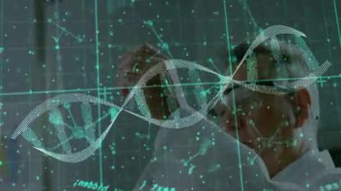 Kıdemli bilim adamı, genetik araştırmalar için cam panele DNA sarmalı yerleştiriyor. Yenilik, biyoteknoloji, dijital, eğitim, fütüristik, araştırma, analiz