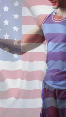 Beyaz erkek cirit atıcısının üzerinde ABD bayrağının canlandırılması. Küresel spor, rekabet ve vatanseverlik kavramı dijital olarak üretilen video.