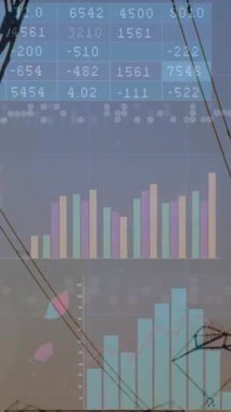 Elektrik direkleri ve peyzaj üzerinde finansal veri işleme animasyonu. küresel finans, iş ve dijital arayüz kavramı dijital olarak oluşturulmuş video.