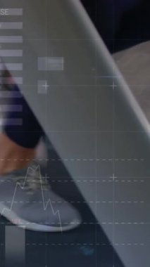 Egzersiz yapan kadınlar üzerindeki dijital arayüzün animasyonu. Küresel spor, dijital arayüz ve veri işleme kavramı dijital olarak oluşturulmuş video.