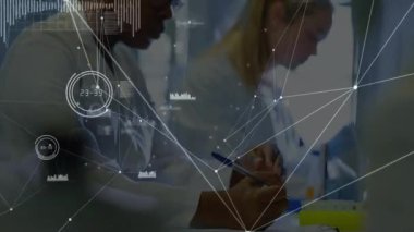 Laboratuar bilimcileri gözlemleri kaydedip yüzen veri düğümleriyle yeşil çözelti şişesini inceliyorlar. Araştırma, işbirliği, yenilik, kesinlik, analiz, bilimsel, keşif