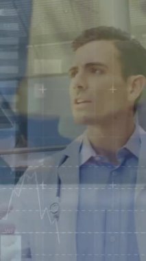 Infografik arayüzün animasyonu, beyaz doktorların personelle konuşan kesik bacakları. Dijital bileşik, çoklu pozlama, küresel, rapor, iş, tıbbi ve sağlık konsepti.