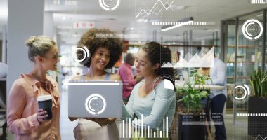 Üç iş kadını açık planlı ofiste gümüş dizüstü bilgisayarın başında kahve bardağıyla iş birliği yapıyor. İşbirliği, takım çalışması, profesyonel, modern, çalışma alanı, iletişim, yenilik