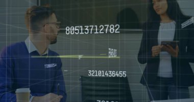 Veri örtüsünün analizi, uzmanlar konferans odasında tablet ve fincanla bağlantıları tartışıyor. Teknoloji, işbirliği, yenilik, dijital, analitik, modernite, takım çalışması