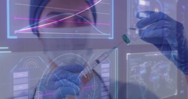 Veri grafiklerini izlemek, kadın laboratuvar teknisyenleri şırınga ve aşı şişesini dünya haritasıyla laboratuarda tutmak. Bilim, yenilik, teknoloji, sağlık, teşhis, fütürizm, kesinlik