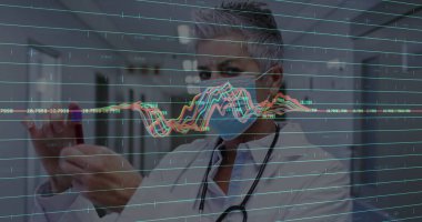 Test tüpü tutuyoruz, kıdemli doktor laboratuvar önlüğü giyiyor koridorda veri örtülü numune inceliyor. Tıbbi, araştırma, bilimsel, yenilik, teşhis, veri analizi, sağlık