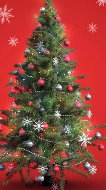 Kırmızı arka planda Noel süsleri ve Noel ağacı üzerine yağan kar animasyonu. Noel, gelenek ve kutlama konsepti dijital olarak oluşturuldu.