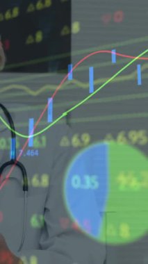 Steteskoplu kadın doktorla ilgili veri işleme ve istatistiklerin animasyonu. tıp, dijital arayüz ve veri işleme kavramı dijital olarak oluşturulmuş video.
