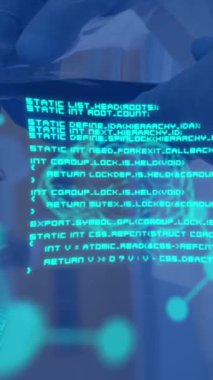 Bilim adamları üzerinde veri işleme ve kimyasal formülün animasyonu. küresel bilim, veri işleme ve dijital arayüz kavramı dijital olarak oluşturulmuş video.