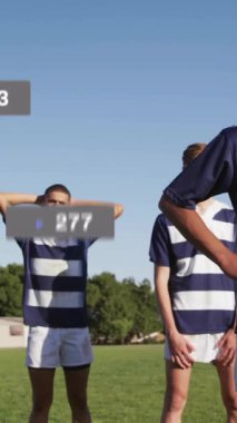 Çeşitli ragbi oyuncuları üzerinde simge ve veri işleme animasyonları. Küresel spor, rekabet, bağlantılar, hesaplama ve veri işleme kavramı dijital olarak oluşturulmuş video.