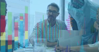 Hispanik bir kadının yüzen finansal tablolarda iş görüşmelerinde veri tartışması başlatması. İşbirliği, profesyonellik, analitik, kentsel, modern, takım çalışması, finans