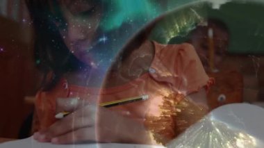 Sınıfta kalemi iz çizgilerine kaldıran kız eğitim için dönen dijital dünya örtüsü üretiyor. Çocuk, öğrenme, teknoloji, yenilik, yaratıcılık, işbirliği, fütürist