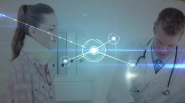 Lensleri yanıp sönen kadın hasta veri ağını başlatıyor ve doktor boyunluğunu kontrol ediyor. Tıbbi, sağlık, dijital, analiz, teşhis, profesyonel, teknoloji