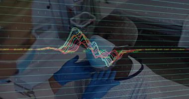 Eldivenli doktorun hastanın burun deliğine çubuk sokması tıbbi analiz için dalga şeklini değiştirmesine neden oluyor. Klinik, sağlık, tanı, laboratuvar, biyoteknoloji, deneysel, profesyonel