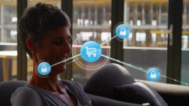 Kanepede akıllı telefon seçmek, kadın dinleme ve yumurtlama arabası kullanmak ve güvenli e-ticaret için ikonları kilitlemek. Teknoloji, dijital, güvenlik, ticaret, bağlantı, çevrimiçi alışveriş, yenilik