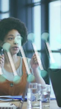 Ofisteki çeşitli iş adamları üzerinde dönen DNA iplikçiklerinin animasyonu. küresel araştırma, iş, bağlantılar ve dijital olarak oluşturulmuş video işleme konsepti.