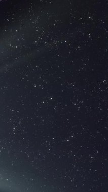 Siyah arka planda parlayan yıldızların üzerinde parlayan ışığın animasyonu. ışık ve hareket kavramı dijital olarak oluşturulmuş video.