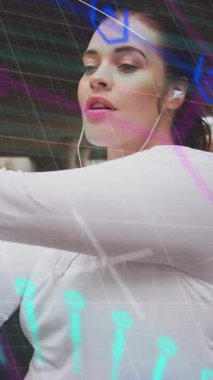 Şehirde egzersiz yapan beyaz kadın üzerinde veri işleme animasyonları. Spor, aktif yaşam tarzı, kentsel yaşam ve mutluluk konsepti dijital olarak oluşturulmuş video.