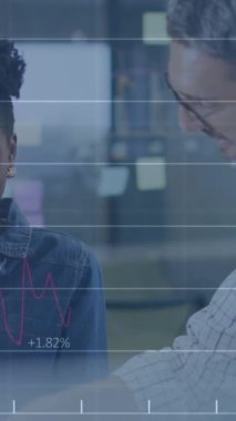 Çeşitli iş arkadaşlarının ofiste raporları tartışırken birden fazla grafiğin animasyonu. Dijital bileşik, çoklu pozlama, iş, takım çalışması, planlama ve teknoloji kavramı.