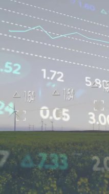 Ticaret kurulunun yeşil alanda dönen yel değirmenlerini gökyüzündeki güneşe karşı hızlandırarak yaptığı animasyon. Dijital bileşik, çoklu pozlama, iş dünyası, borsa, yeşil ve sürdürülebilir enerji kavramı.