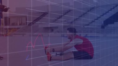 Erkek sporcu bacak kaslarını esnetiyor, fitness çizelgeleri atıyor, antrenör tıkırdattıktan sonra güncelleniyor. Performans, analitik, biyomekanik, eğitim, spor giyim, hareket, veri