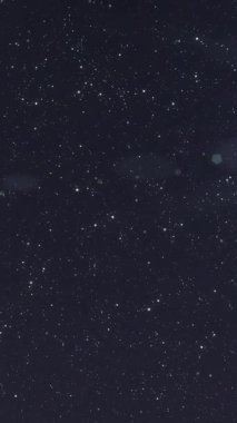 Siyah arka planda ışık lekelerinin canlandırılması. Retro gelecek ve dijital arayüz konsepti dijital olarak oluşturulmuş video.