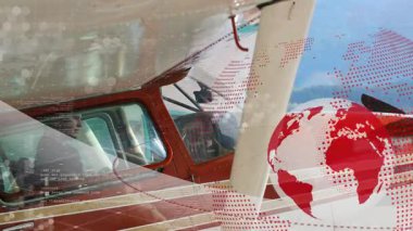 Kılavuz tarama paneli gaz ayarlarken dünya kodu bir sonraki bacağı süpürerek kokpiti hazırlıyor. Havacılık, uçuş, kokpit, teknoloji, dijital, macera, seyahat