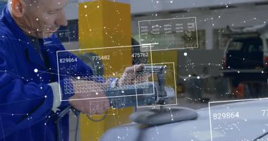 Kaput cilasını takip eden animasyon veri panellerini gösteren bir tamircide çalışan erkek teknisyen. Otomotiv, bakım, teknoloji, yenilik, sanayi, onarım, kesinlik