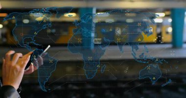 Sarı tren peronunda teknik takip için akıllı telefonları dinleyen bir kadın. Fütüristik, teknoloji, dijital, kentsel, navigasyon, veri görselleştirme, mobil