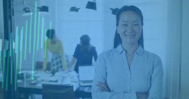 Meslektaşları el kol hareketi yapıp analitik hareketler yaparken, bar çizelgesi iş kadınının yanında beliriyor. Profesyonel, takım çalışması, veri, teknoloji, iletişim, şirket, yenilik