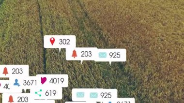 Bildirim simgeleri aşağıdan yukarıya, ekin alanının üzerinden traktör izleriyle, veri akışını göstererek yükseliyor. Tarım, teknoloji, veri, analitik, modern, manzara, ilerleme