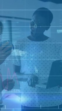 Tablet kullanan çeşitli iş adamları üzerinde veri işleme animasyonu. Tıbbi araştırma ve dijital arayüz teknolojisi dijital olarak oluşturuldu.