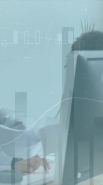 Birden fazla grafiğin animasyonu, ofiste çalışan çeşitli iş arkadaşlarının numaralarının değişmesi. Dijital bileşik, çoklu pozlama, rapor, iş, büyüme ve teknoloji kavramı.