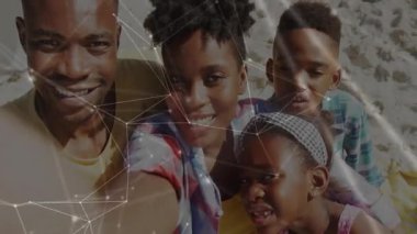 Akıllı telefonlu selfie çeken bir kadın, plajda teknoloji kullanarak aile yüzlerini yakalıyor. Portre, bağlantı, açık hava, yenilik, mutluluk, eğlence, teknoloji