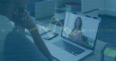 Konuşan kadın iş görüşmesinde dizüstü bilgisayardan dalga boyu senkronizasyonu yaparken seyirci çenesini dinlendiriyor. İşbirliği, iletişim, uzaktan kumanda, teknoloji, profesyonel, takım çalışması, dijital