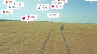 Olgun bir adam buğday tarlasında yolda yürüyor, beş haneli rakamlara yükselen sosyal açılımlar yaratıyor. Doğa, manzara, kentsel, teknoloji, motivasyon, ifade, görsel efektler