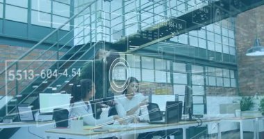 İş dünyası ekibi, klavye ile görünür görünen şeffaf veri örtüsünü inceliyor. İşbirliği, takım çalışması, veri analizi, profesyonel, üretkenlik, modern ofis, dijital görselleştirme